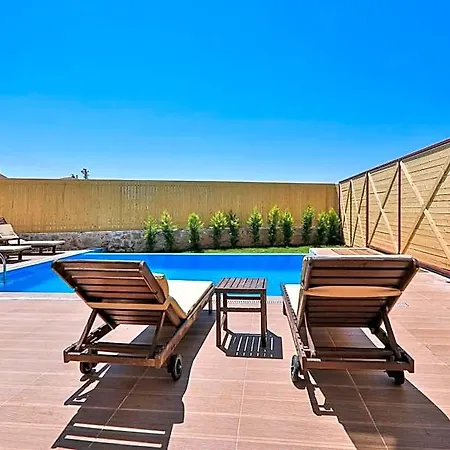 Charming With Private Pool In فندق 4*