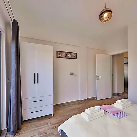 Charming With Private Pool In فندق 4*