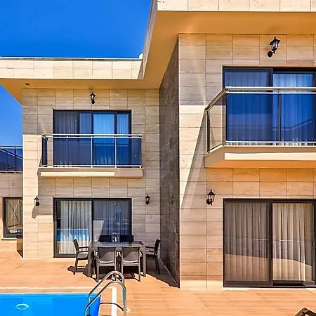 Charming With Private Pool In 4*